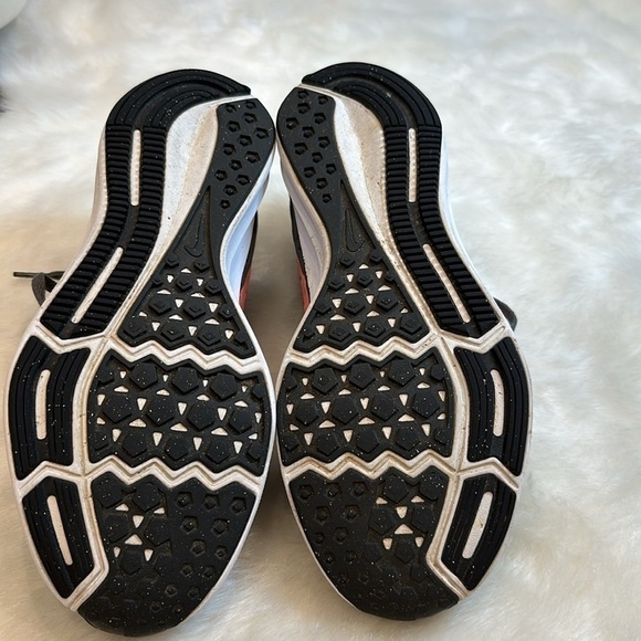 Nike running shoe grey, peach swoosh, white/black soles size 8W - Picture 9 of 14